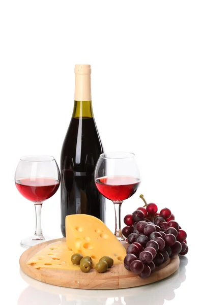 Garrafa de grande vinho com vinhedos e queijo isolado em branco — Fotografia de Stock