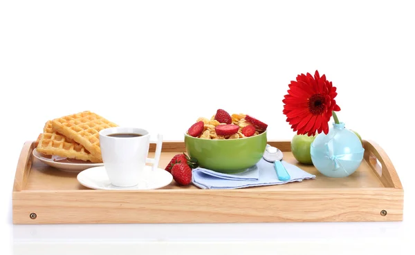 Café da manhã leve em bandeja de madeira isolada em branco — Fotografia de Stock