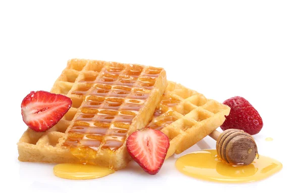 Waffles bélgica com mel e morangos isolados em branco — Fotografia de Stock
