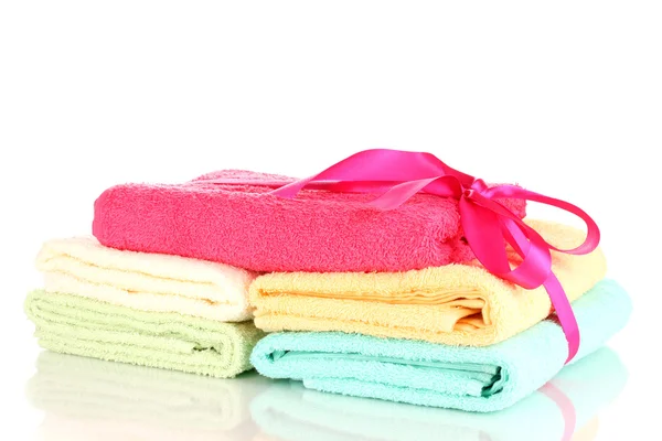 Asciugamani colorati con nastro isolato su bianco — Foto Stock