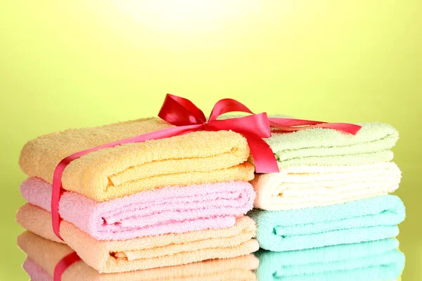 Красочные полотенца с лентой на зеленом фоне — стоковое фото