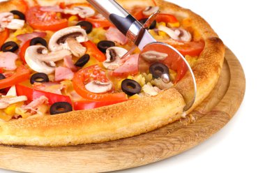 aromatik pizza yakın çekim üzerinde beyaz izole