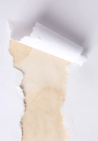 茶色の背景と引き裂かれた紙 — ストック写真