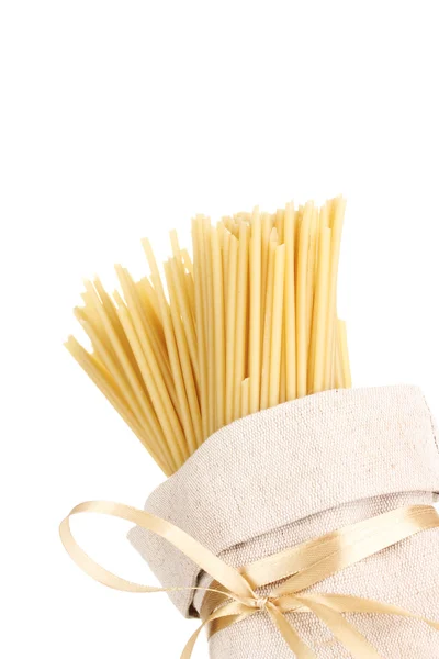 Pasta in einer Tüte isoliert auf weiß — Stockfoto