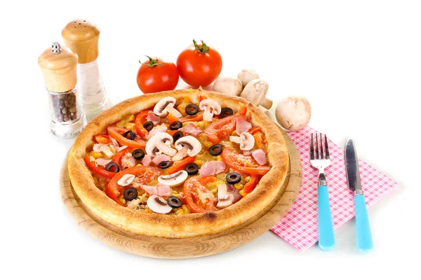 Aromatyczna pizza z warzywami i grzybami na białym tle — Zdjęcie stockowe