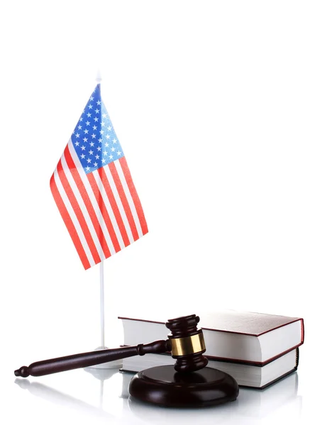 Σφυρί δικαστή, βιβλία και αμερικανική σημαία που απομονώνονται σε λευκό — Φωτογραφία Αρχείου