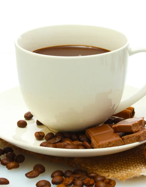 杯咖啡和咖啡豆、 肉桂棒和孤立在白色的巧克力 — 图库照片