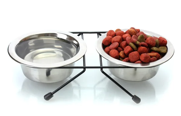 Сухой корм для собак и вода в металлических мисках, изолированных на белом — стоковое фото