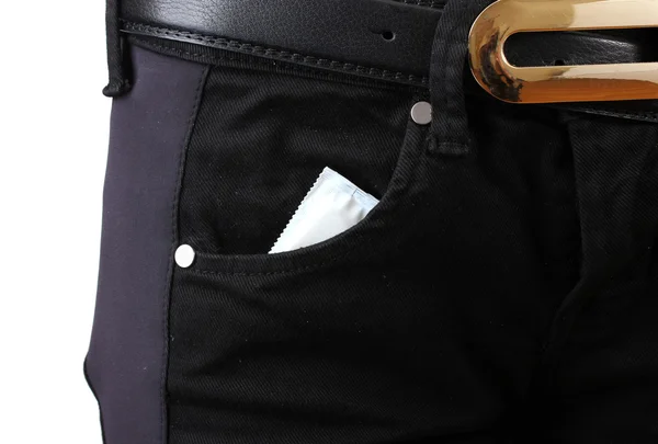 Preservativo no bolso de calças de ganga pretas em branco — Fotografia de Stock