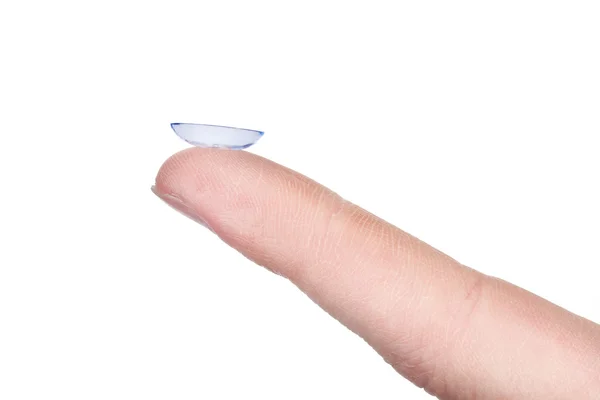 Контактна лінза на пальці ізольована на білому — стокове фото