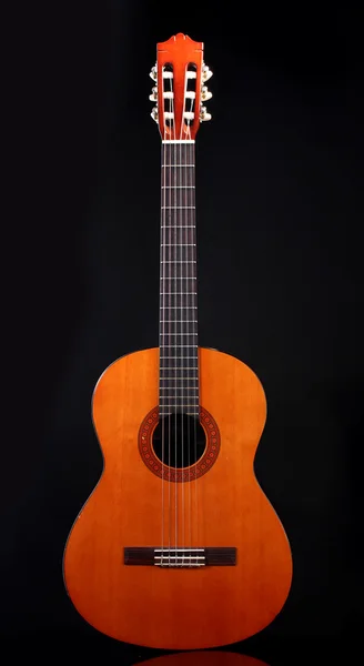 Siyah arka plan üzerine Retro gitar — Stok fotoğraf