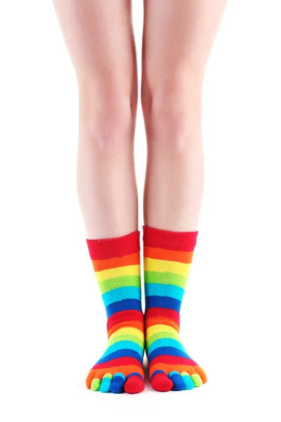 Jambes féminines en chaussettes rayées colorées isolées sur blanc — Photo