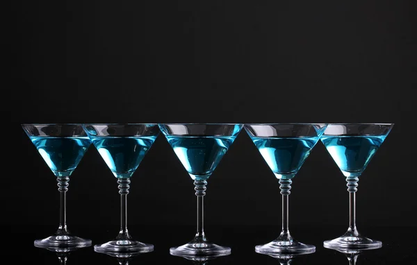 Cóctel azul en vasos de martini aislados en negro — Foto de Stock