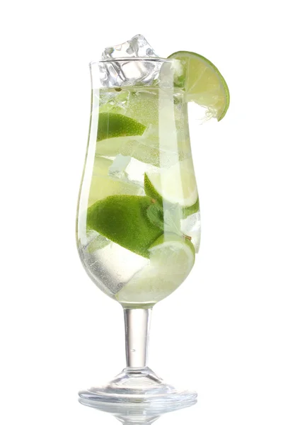 Cocktail met kalk en mint geïsoleerd op wit glas — Stockfoto
