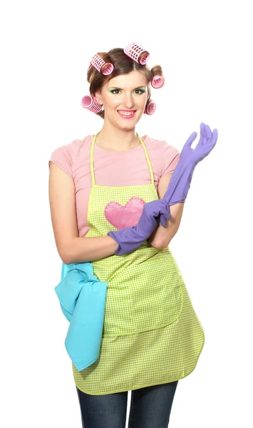 Bella giovane casalinga con panno e guanti isolati su bianco — Foto Stock