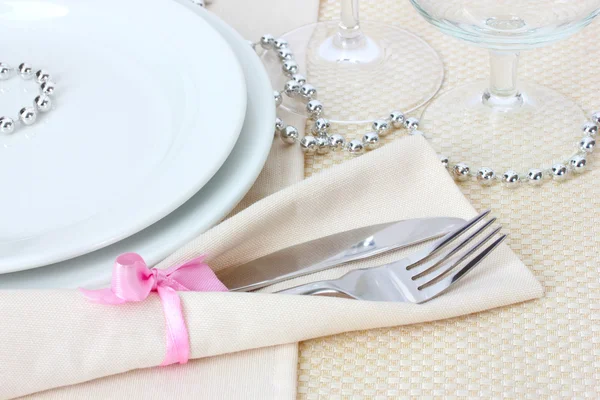 Table setting with fork, knife, plates, and napkin — Stock Photo, Image