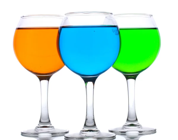 Cocktails alcoolisés isolés sur blanc — Photo