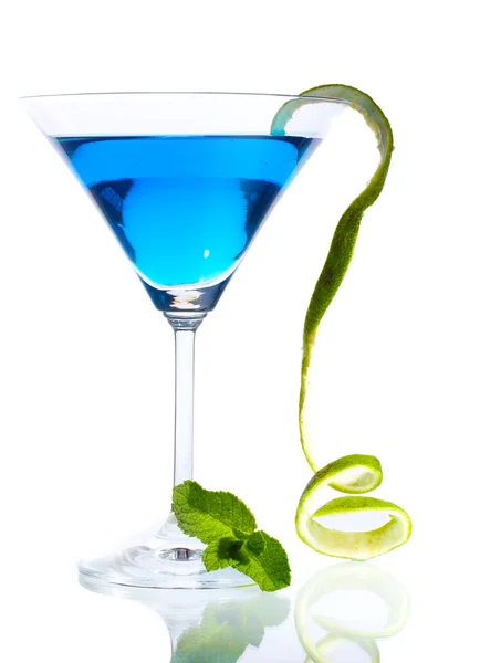 Голубой коктейль в бокале мартини изолирован на белом — стоковое фото