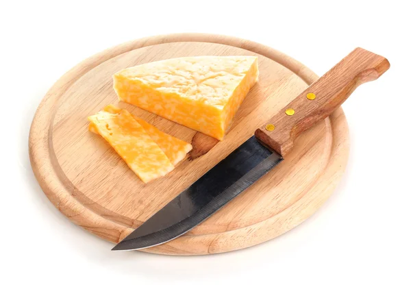 Queijo sobre placa de corte com faca isolada em branco — Fotografia de Stock