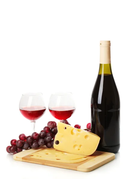 Kadehlerin ve izole üzerine beyaz peynir ile büyük şarap şişesi — Stok fotoğraf