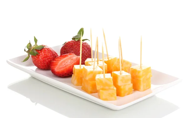 Srawberry üzerinde beyaz izole plaka ile peynirli kanepeler — Stok fotoğraf