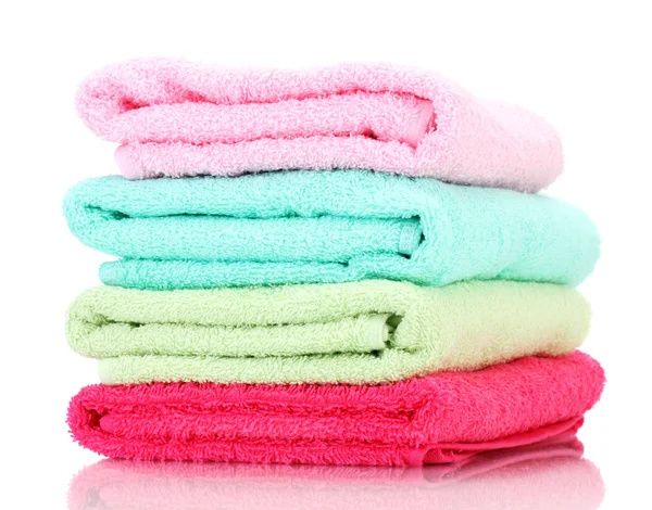 Barevné ručníky izolovaných na bílém — Stock fotografie