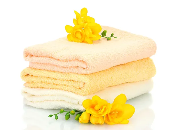 Asciugamani colorati e fiori isolati su bianco — Foto Stock