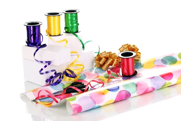 Papel, cinta y arcos para regalos aislados blanco — Foto de Stock