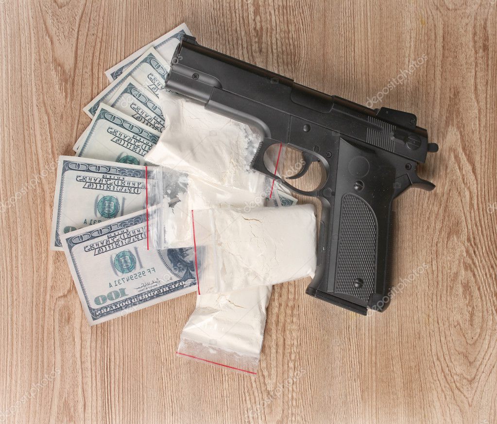 Cocaïne en paquets, dollars et arme de poing sur fond en bois — Photo de  stock par ©belchonock - 9790590, image size:1023x873