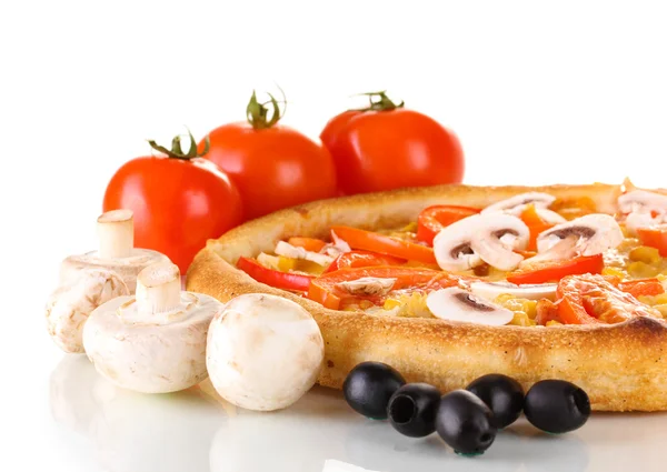 Aromatik pizza ile üzerine beyaz izole sebze ve mantar yakın çekim — Stok fotoğraf
