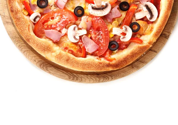 Gustosa pizza primo piano isolata su bianco — Foto Stock