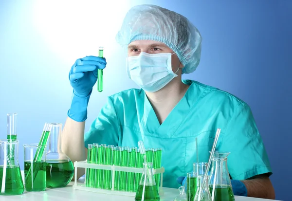 Wetenschapper werken in scheikunde laboratorium — Stockfoto