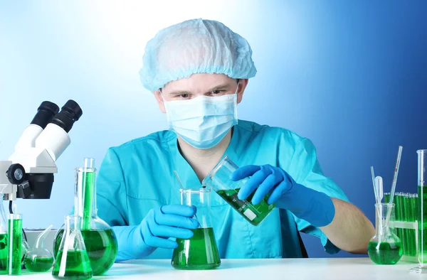 Scientist working in chemistry laboratory — Stock Photo, Image