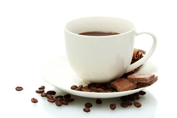 Kopje koffie, bonen en chocolade op wit wordt geïsoleerd — Stockfoto