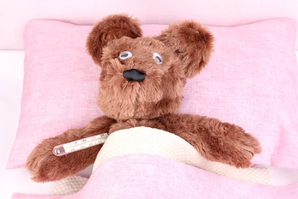 Urso doente na cama — Fotografia de Stock