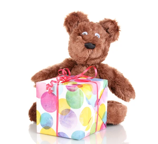 Brinquedo de urso sentado com presente isolado no branco — Fotografia de Stock