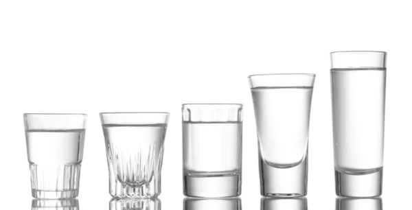 Muchos vasos de vodka aislados en blanco — Foto de Stock