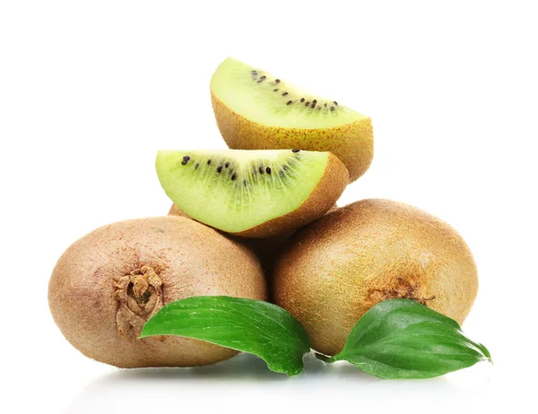 Saftiga kiwifrukter med blad isolerad på vit — Stockfoto