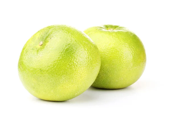 Dvě zelené grapefruitů izolovaných na bílém — Stock fotografie