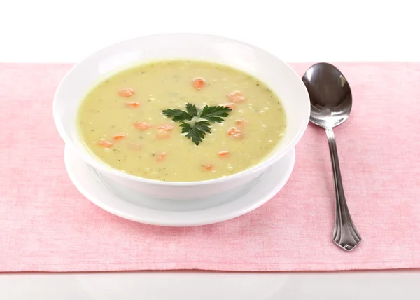 孤立在白色的粉色桌布上的美味汤 — 图库照片