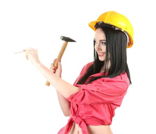 Schöne junge Bauarbeiterin hält Hammer isoliert auf weiß — Stockfoto