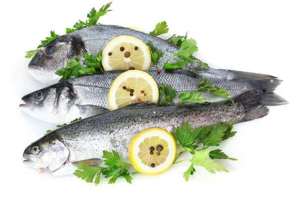Świeże ryby z cytryny, natki pietruszki i przyprawy na białym tle — Zdjęcie stockowe