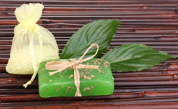 Handgjorda växtbaserade tvål på bambu matta — Stockfoto