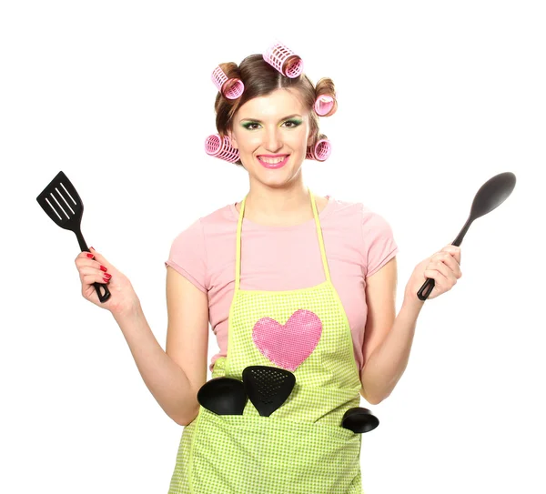 Mooie jonge huisvrouw met keukengerei geïsoleerd op wit — Stockfoto