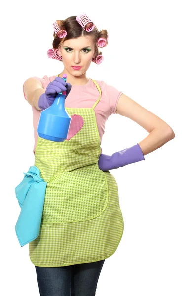 Bella giovane casalinga con panno, spray e guanti isolati su bianco — Foto Stock