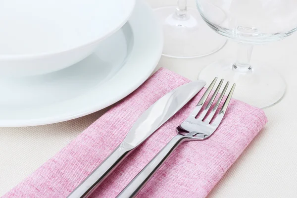 Juego de mesa con tenedor, cuchillo, platos y servilleta —  Fotos de Stock