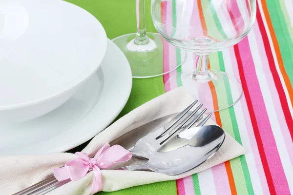 Ensemble de table avec fourchette, cuillère, couteau, assiettes et serviette — Photo
