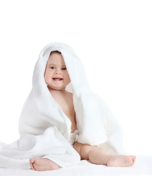 Schattige babymeisje met handdoek geïsoleerd op wit — Stockfoto