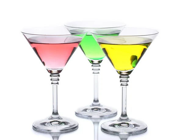 Cocktail alcolici sul tavolo isolato su bianco — Foto Stock