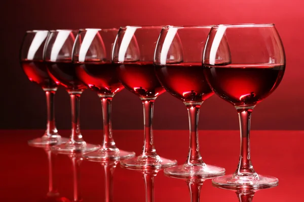 Bicchieri da vino su sfondo rosso — Foto Stock
